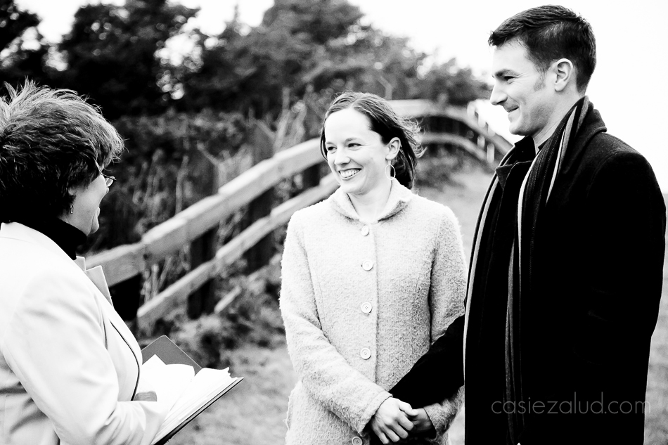 couple eloping in Oregon