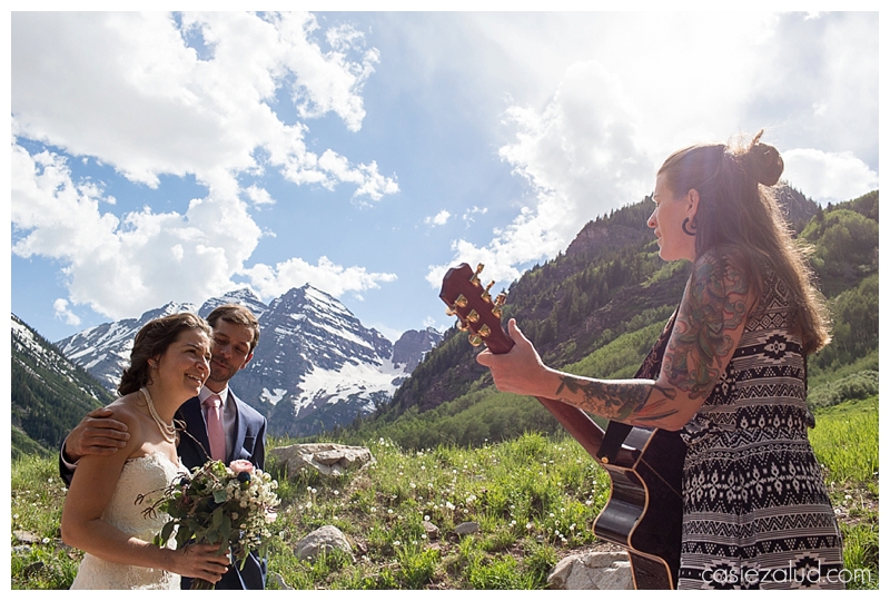 woman serenading the wedding couple at their Maroon Bells Wedding