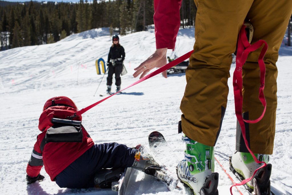 dad teaching little kid to ski at copper mountain family ski photography session